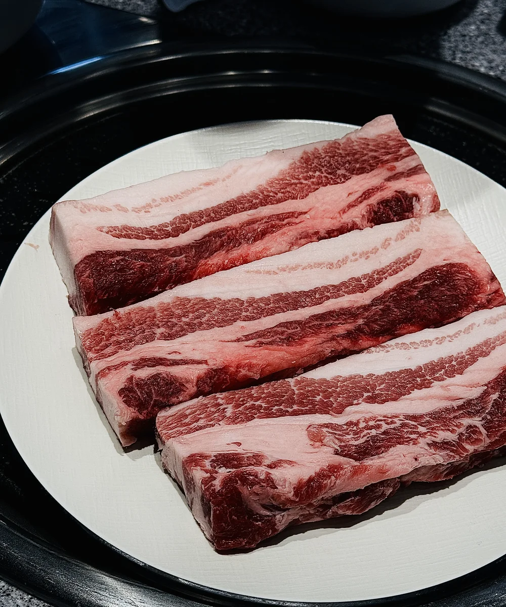 접시에 담긴 숙성 겹뱃살